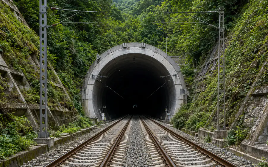 中国山区铁路隧道口与轨道
